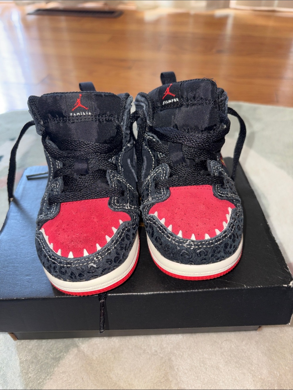 Jordan 1 mid SE Siempre familia td